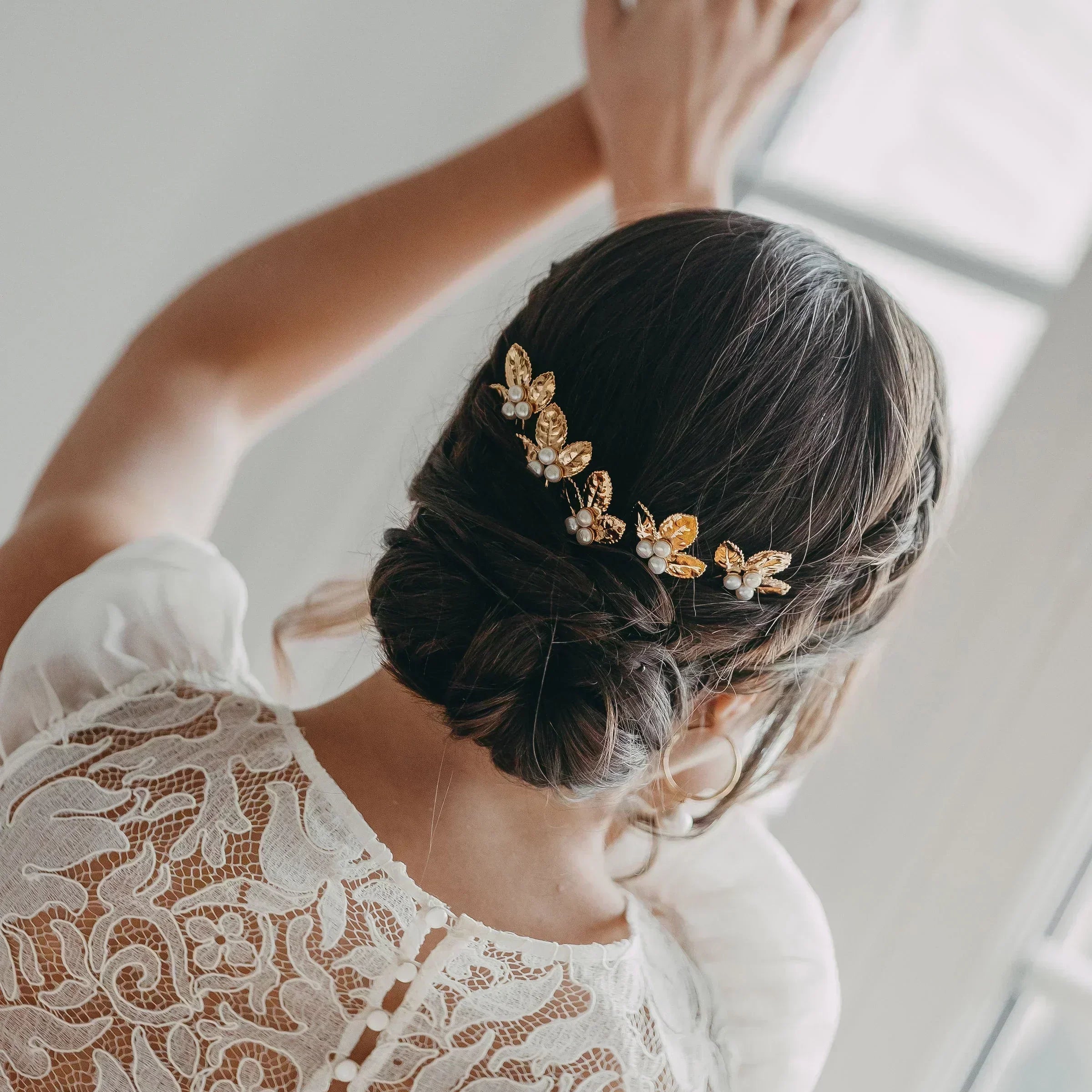 Coiffure mariée 2026 : 3 idées pour porter les épingles à cheveux Marais - perles blanches, roses ou ivoire