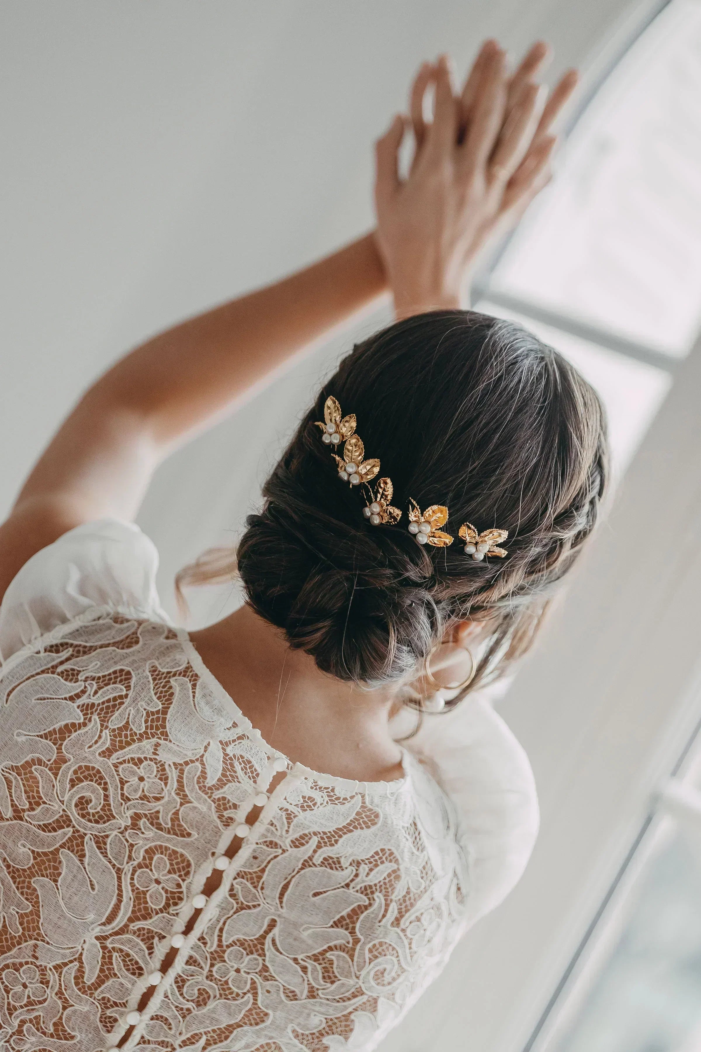 Coiffure mariée 2026 : 3 idées pour porter les épingles à cheveux Marais - perles blanches, roses ou ivoire