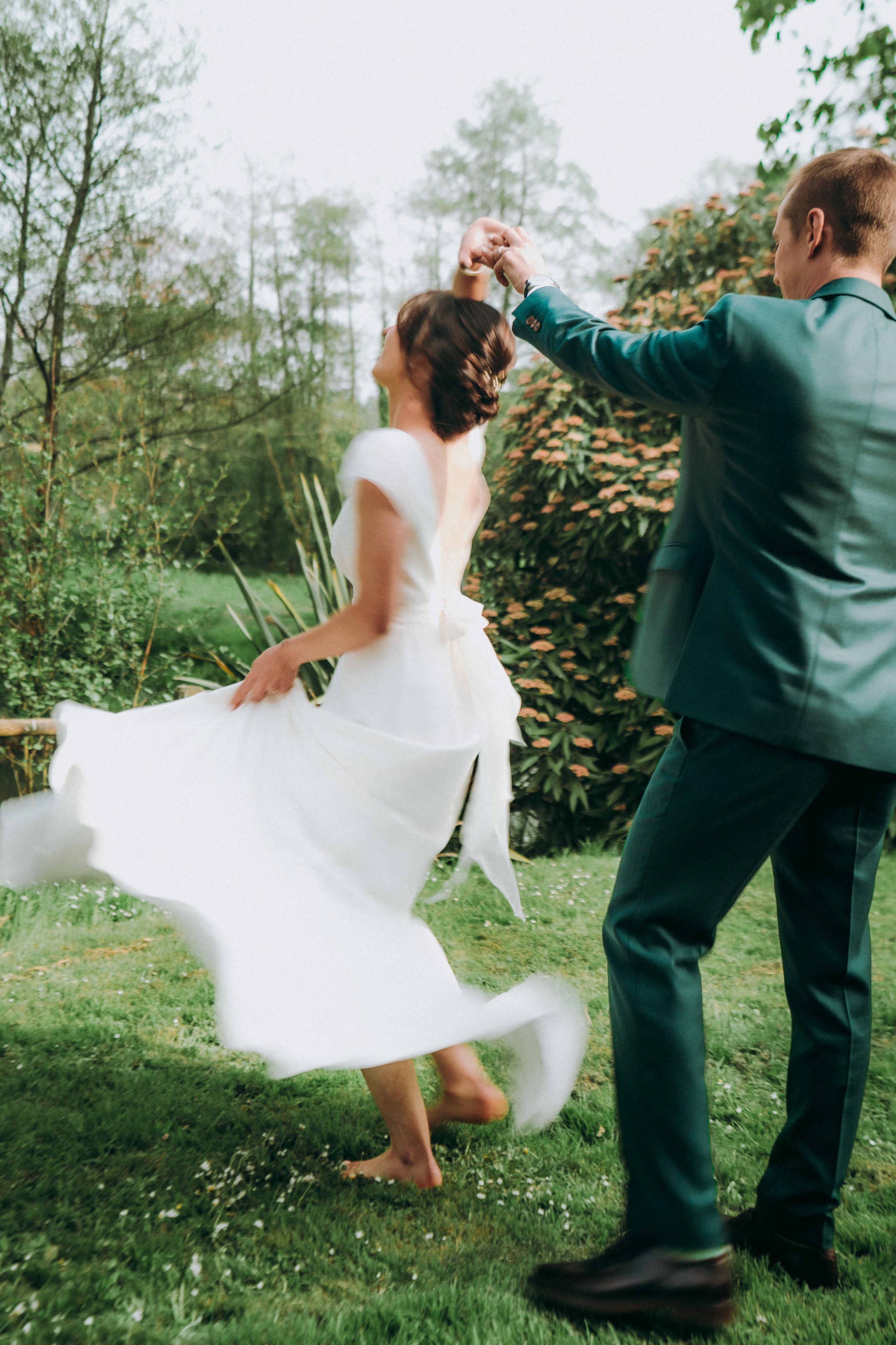 Coiffure mariée 2026 avec épingles à cheveux dorées et feuilles - bijoux cheveux mariée Paris
