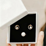 Le duo, Boucles d'oreilles Léna, Bague Inès, Nacre Blanche