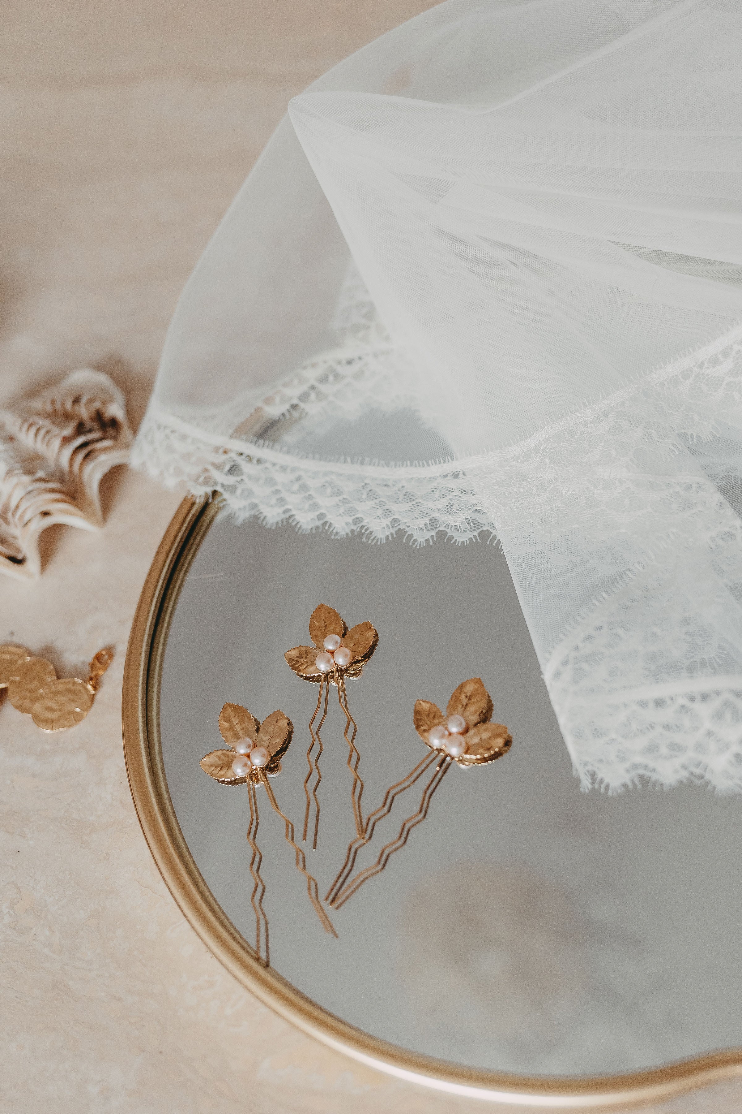 Coiffure mariée 2026 avec épingles à cheveux dorées et feuilles - bijoux cheveux mariée Paris