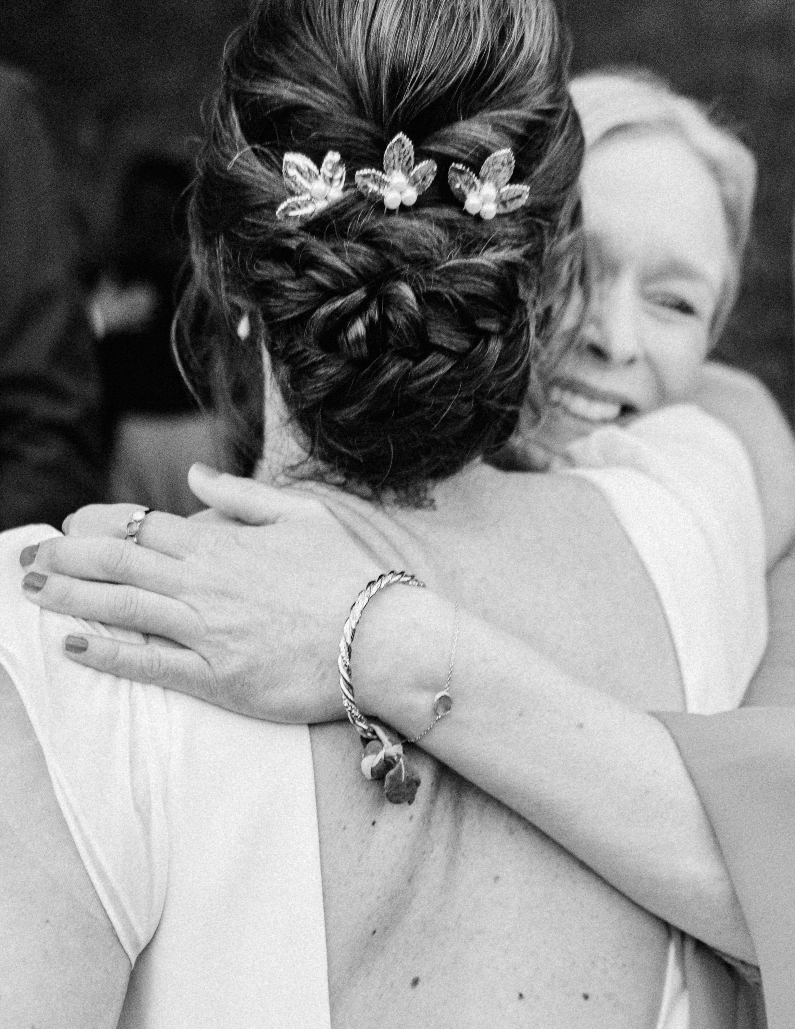 Coiffure mariée 2026 avec épingles à cheveux dorées et feuilles - bijoux cheveux mariée Paris