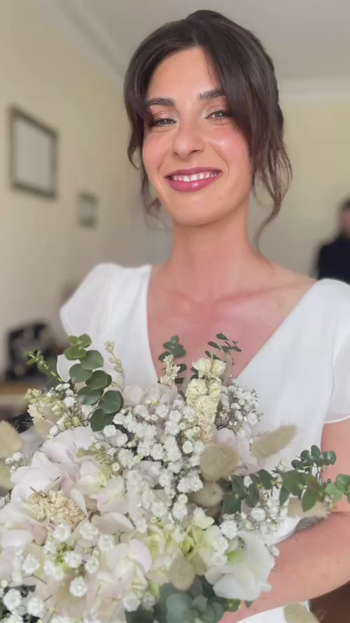 Coiffure mariée 2026 avec épingles à cheveux dorées et feuilles - bijoux cheveux mariée Paris